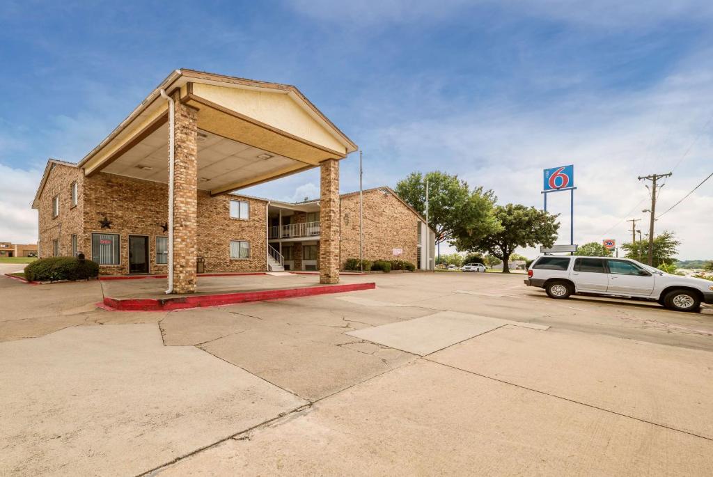 Motel 6-Red Oak TX - Dallas Main image 1